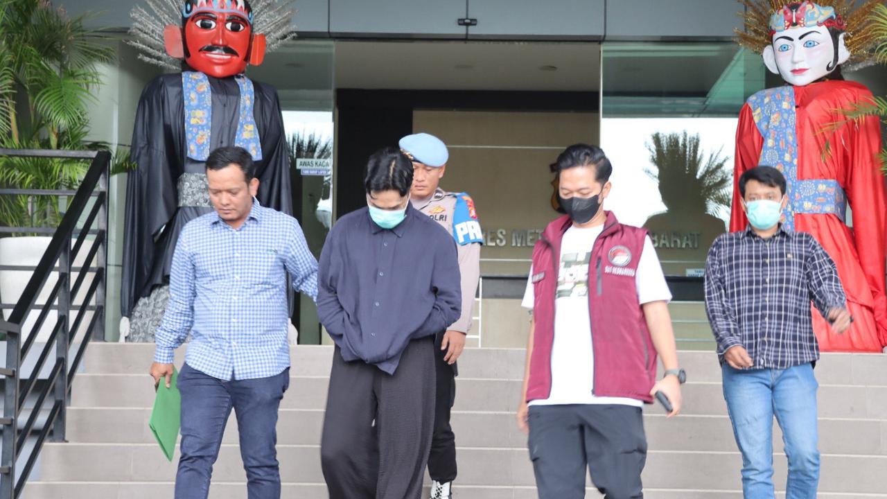 Artis Onad terlihat usai diperiksa terkait narkoba oleh Satuan Reserse narkoba Polres Metro Jakarta Barat, Minggu (2/11).