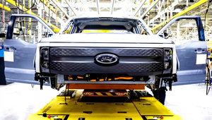 Ford Motor Company memperkuat kehadirannya di sektor baterai dengan membangun fasilitas baterai di Michigan. (carscoops.com)