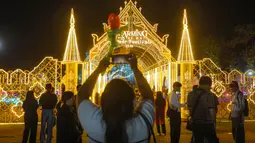 Tahun ini, festival tersebut berlangsung di Chiang Mai PAO Park,Chang Pueak, dari bulan November hingga Desember. Tampak dalam foto, pengunjung menikmati suasana Charming Chiang Mai Flower Festival di Chiang Mai, Thailand, pada Kamis (11/12/2025). (Bola.com/Bagaskara Lazuardi)