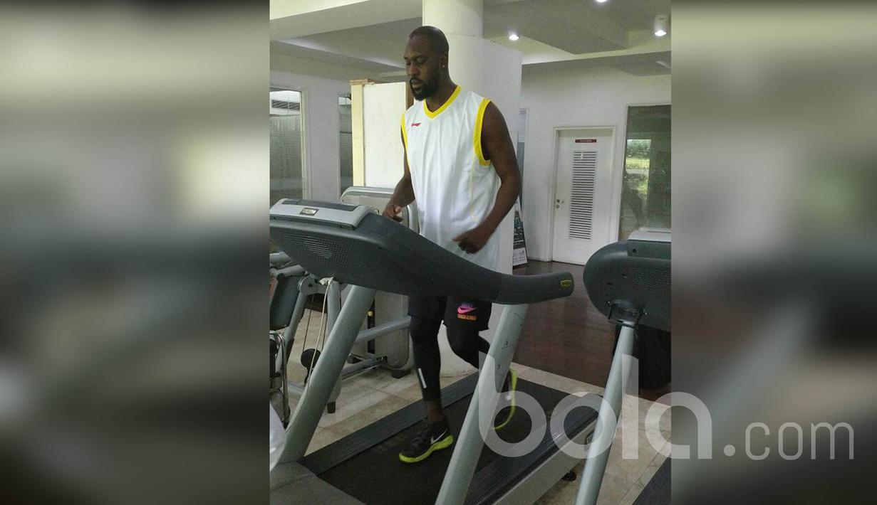Penyerang Inggris, Carlton Cole, menjalani tes kesehatan di Indonesia Sports Medicine Center (ISMC) Jakarta pada Rabu (29/3/2017). Sehari berselang ia direncanakan bakal diperkenalkan secara resmi oleh Persib. (Bola.com/Dok. Pribadi/Abdi Satria)