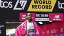 Pelari Etiopia, Tigist Assefa tercatat sebagai pemegang rekor dunia baru lari maraton putri setelah memenangkan ajang London Marathon 2025 di London, Inggris, Sabtu (27/04/2025) waktu setempat. Ia berhasil mencatatkan waktu 2 jam 15 menit 50 detik. (AP Photo/Alberto Pezzali)