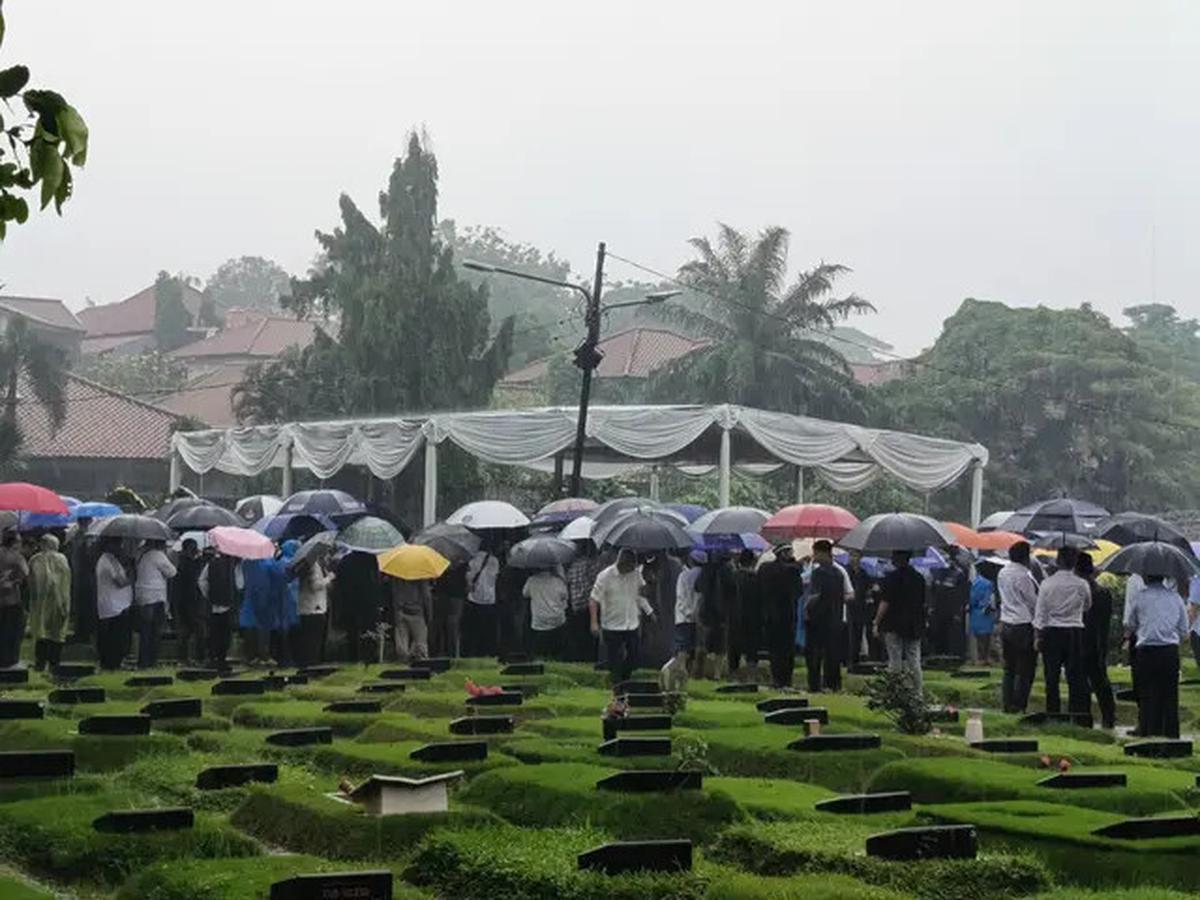 Pemakaman Jenazah Suami Najwa Shihab Diiringi Hujan, Quraish Shihab: Ini Tanda Rahmat Tuhan