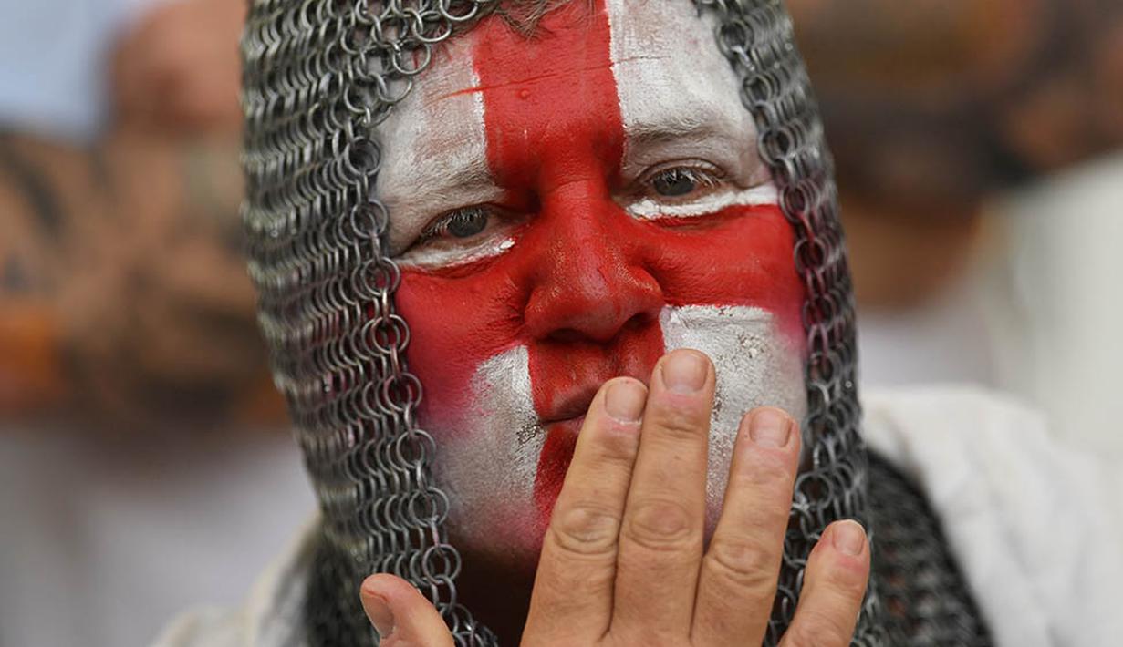 Fans Inggris mewarnai wajahnya saat menyaksikan laga Grup B Piala Eropa 2016 antara Inggris melawan Rusia di fan zone sekitar Menara Eiffel, Prancis, Sabtu (11/6/2016). (AFP/Paul Ellis)