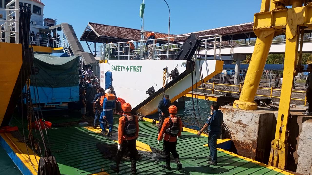 Penumpang dan ABK dievakuasi dari KMP Putri Yasmin, Rabu (12/8). (Dokumen Humas Basarnas Bali).