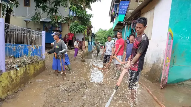 Beberapa warga terdampak banjir bandang pesisir pantai selatan Garut, Jawa Barat terlihat tengah melakukan kerja bakti membersihkan lumpur sisa banjir.