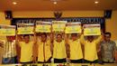 Sejumlah fungsionaris Generasi Muda Partai Golkar mengangkat pamflet usai memberi keterangan di Jakarta, Jumat (29/1/2016). GMPG mengapresiasi keputusan Menkumham yang memberi kepastian legal standing DPP Partai Golkar. (Liputan6.com/Helmi Fithriansyah)