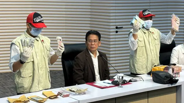 KPK sita dokumen pergeseran anggaran saat menggeledah Kantor Dinas Pekerjaan Umum, Penataan Ruang, Perumahan, Kawasan Permukiman dan Pertanahan (Dinas PUPR-PKPP) Riau.