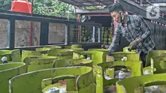 Pekerja menata tabung LPG 3 kg di agen LPG kawasan Cibubur, Jakarta, Jumat (26/2/2021). Pemerintah berencana mengalokasikan dana subsidi LPG 3 kg pada tahun 2021 sebesar Rp 37,85 triliun. (Liputan6.com/Herman Zakharia)
