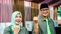 Nyoblos di Hari Kasih Sayang, Sandiaga Uno Beri Cokelat untuk Petugas TPS.&nbsp; foto: istimewa