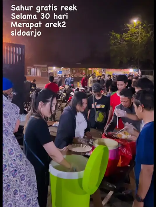 Tidak hanya memiliki suara cantik dan merdu, Via Vallen juga kerap melakukan kegiatan sosial. Begitu juga saat bulan puasa, seperti bulan puasa sebelum-sebelumnya, ia juga berbagi ke sesama setiap hari. [Instagram/chevra_yo88]