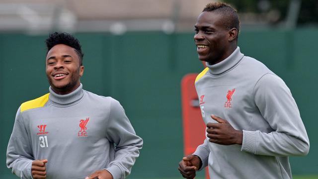 Mario Balotelli dan Raheem Sterling (AFP PHOTO/PAUL ELLIS)