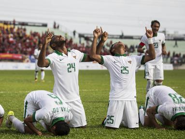 Para pemain Timnas Indonesia merayakan gol yang dicetak Marinus Wanewar ke gawang Timor Leste pada laga SEA Games di Stadion MPS, Selangor, Minggu (20/8/2017). Indonesia menang 1-0 atas Timor Leste. (Bola.com/Vitalis Yogi Trisna)