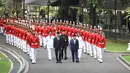 Presiden Joko Widodo bersama Wapres Jusuf Kalla serta Menteri Dalam Negeri (Mendagri) Tjahjo Kumolo mengikuti prosesi kirab pelantikan Gubernur dan Wakil Gubernur Lampung, Arinal Djunaidi dan Chusnunia Chalim sebelum pelantikan di Istana Negara, Jakarta, Rabu (12/6/2019). (Liputan6.com/HO/Irwan)
