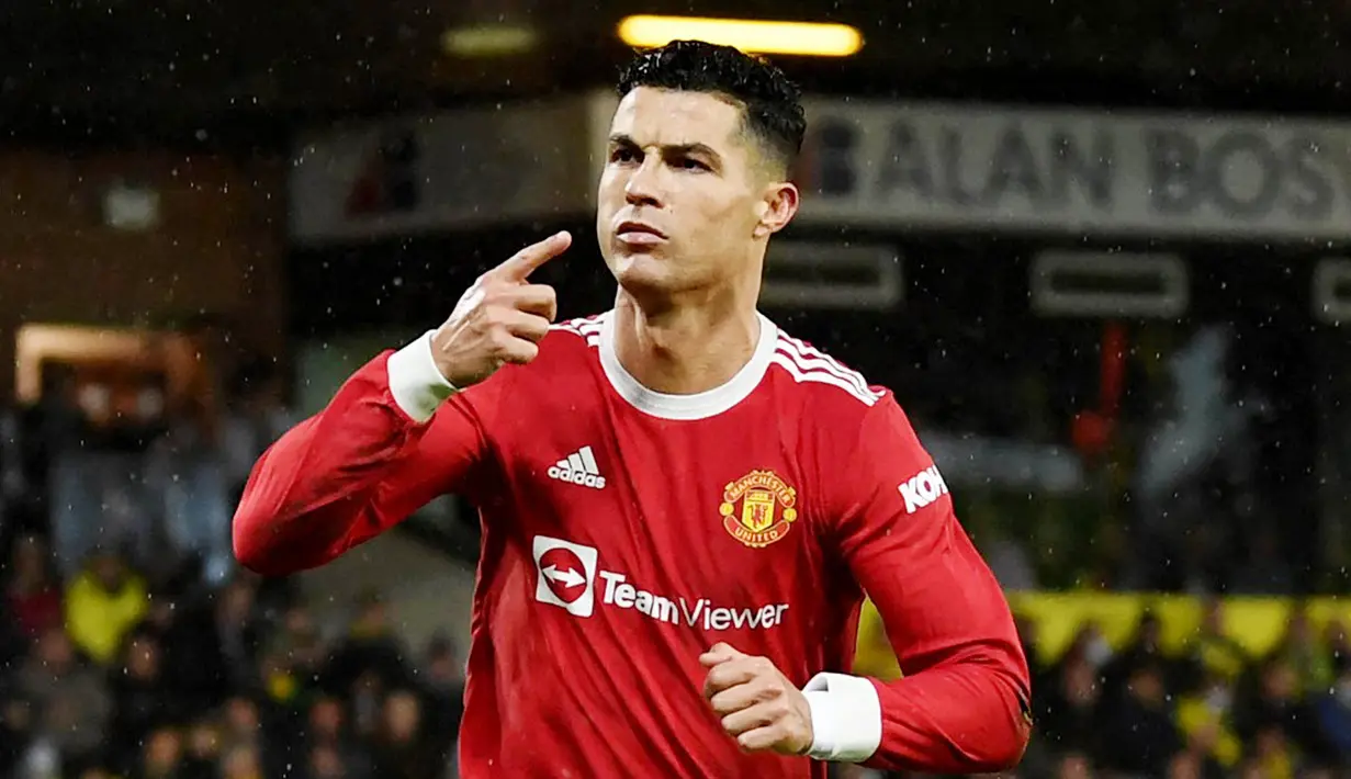 Cristiano Ronaldo - Megabintang asal Portugal ini merupakan salah satu ikon olahraga paling populer di dunia. Maka tak mengherankan pendapatan CR7 pun mencapai 17.000 dollar atau setara Rp243,3 juta per menit pada tahun 2021. (AFP/Daniel Leal)