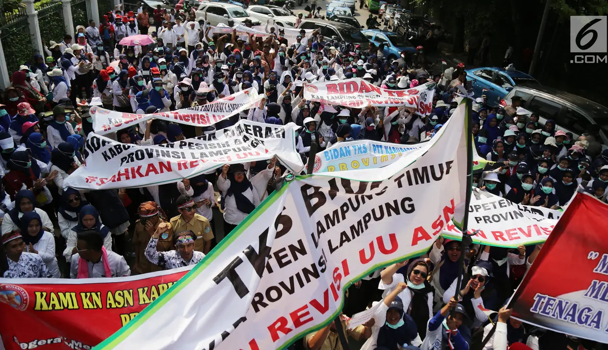 Pegawai Non PNS yang tergabung dalam KNASN (Komite Nusantara Aparatur Sipil Negara) dan Forum Honorer Kategori 2 Indonesia (FHK2I) mebentangkan spanduk saat melakukan aksi unjuk rasa di Kantor Kemenpan RB, Jakarta, Rabu (2/5). (Liputan6.com/Johan Tallo)