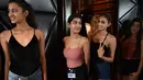 Model antre mengikuti audisi Lakme Fashion Week untuk Festival Musim Dingin 2018 di Mumbai, India, Kamis (28/6). Ajang peragaan busana Lakme Fashion Week 2018 sendiri akan digelar pada 22-26 Agustus 2018. (AFP PHOTO / Indranil MUKHERJEE)