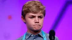 Grant Wiebe (13), peserta dari Colorado berkompetisi pada babak ketiga Scripps National Spelling Bee di Oxon Hill, Maryland, Selasa (28/5/2019). Kompetisi mengeja ini yang tertinggi di AS, dengan peserta yang juga berasal dari negara lain. (AP/Patrick Semansky)
