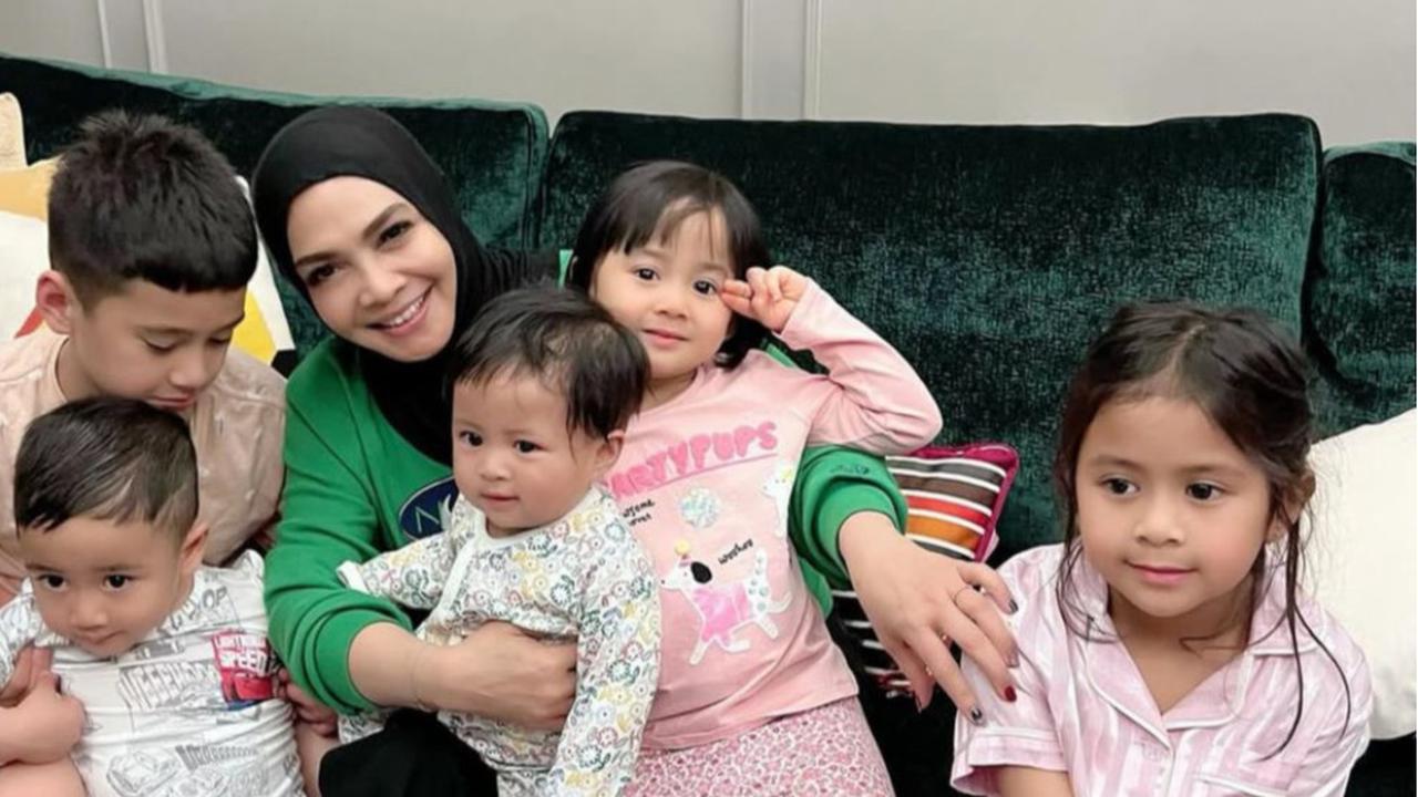 Rieta Amilia Pamer Momen Kebersamaan dengan Lima Cucunya, Tampilan Keluarga Idaman