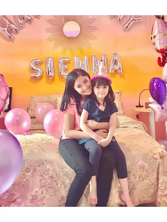 "Saya kehilangan. Saya telah kehilangan Anda dan saya kehilangan segalanya.Dan saya lupa bagaimana memiliki harapan. Mencoba memahami bab kehidupan ini. Dan saya tidak bisa mengerti apa-apa." tulisnya. (Instagram/marshanda99)