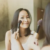 Tahapan makeup untuk aktivitas outdoor agar tetap fresh. (foto: lifeforstock/freepik)