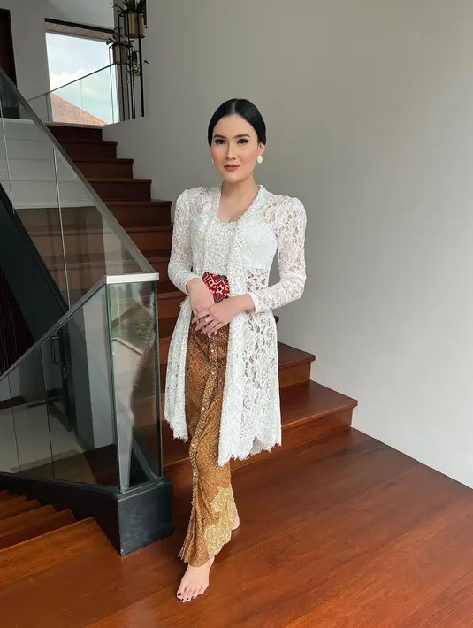 <p>Gaya Nella Kharisma dalam balutan kebaya berwarna putih ini juga tak luput dari sorotan netizen. Cantik! (Instagram/nellakharisma).</p>
