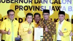 Ketua Umum Golkar Setya Novanto, Ridwan Kamil dan Daniel Muttaqien berfoto bersama menunjukan surat keputusan (SK) pengusungan usai pengumuman Calon Gubernur dan Wakil Gubernur Jawa Barat di DPP Golkar, Jakarta, Kamis (9/11). (Liputan6.com/Johan Tallo)