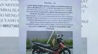 Unggahan selebaran dari mahasiswi Aceh mengenai pencurian motornya menyentuh perhatian warganet dan grup aplikasi perbincangan. (Foto: Widya Maulina/Liputan6.com)