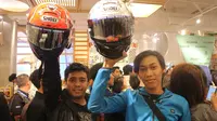 Dua penikmat MotoGP, Entho dan Andre, mengikuti fan meeting Marc Marques di gerai Pull and Bear Senayan City, Jakarta, Selasa (30/10/2018). (Bola.com/Wiwig Prayugi)