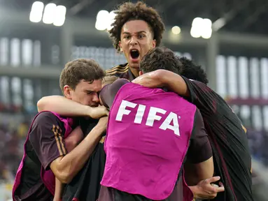 Pemain Timnas Jerman U-17 merayakan gol ke gawang Timnas Argentina U-17 pada pertandingan semifinal Piala Dunia U-17 di Stadion Manahan, Solo, Jawa Tengah, Selasa (28/11/2023). (Doc. LOC WCU17/NFL)