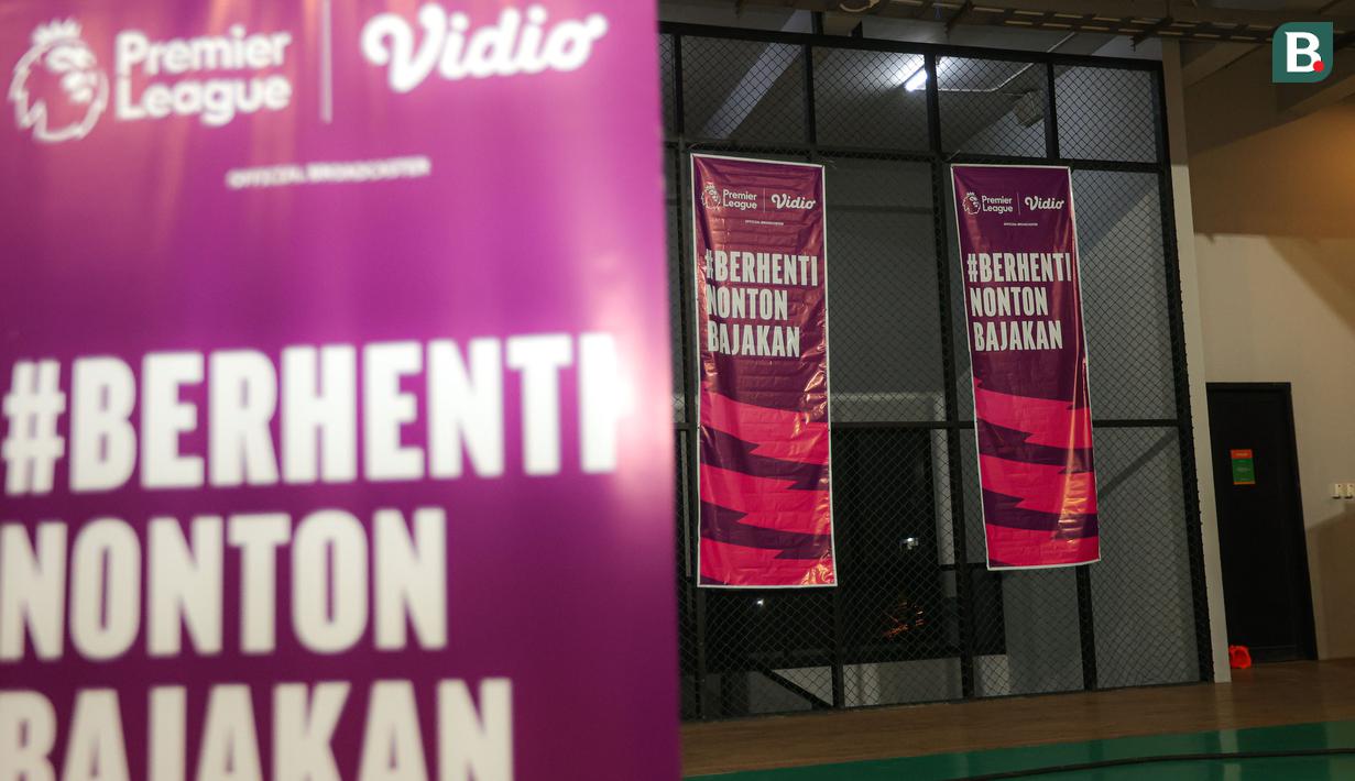 Banner #Berhenti Nonton Bajakan menghiasi area Bucketlist Indonesia, Bogor, Sabtu (20/1/2024) malam tempat diadakannya Roaring Night pertandingan Liga Inggris 2023/2024 antara Arsenal kontra Crystal Palace sebagai kerja sama Arsenal Indonesia Supporters (AIS) yang tengah mengadakan Gathering Nasional (Gathnas) dengan Bola.com dan Vidio sebagai pemegang hak siar Liga Inggris 2023/2024 dan sejumlah partner lainnya seperti Smartfren. (Bola.com/Bagaskara Lazuardi)