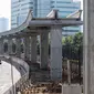 Suasana sepi terlihat di proyek Light Rail Transit (LRT) Jabodebek lintas pelayanan dua rute Cawang-Dukuh Atas di kawasan Kuningan, Jakarta, Senin (18/6). Seluruh proyek infrastruktur masih ditinggal mudik para pekerja. (Liputan6.com/Faizal Fanani)