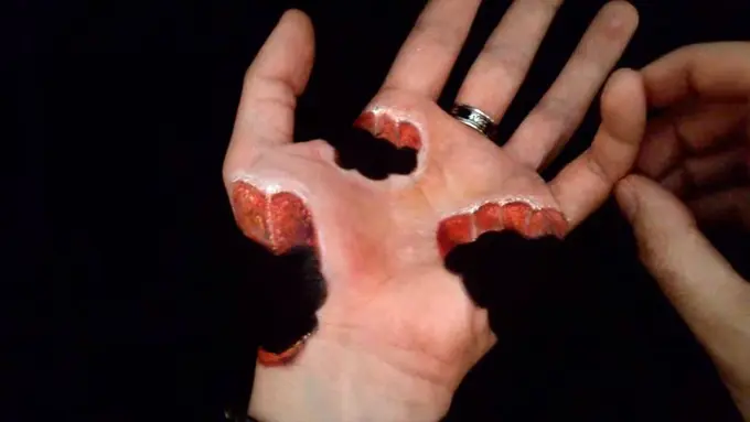 5 Seni 'Merusak' Tangan Bikin Kamu Berpikir Ini Sungguhan!