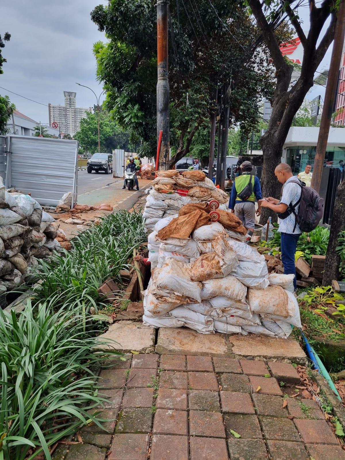 proyek galian jalan di Saharjo Tebet