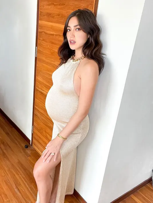 Jessica Iskandar kerap membagikan foto gaya hamilnya di akun Instagram @inijedar. Ada kesamaan dalam pregnancy style-nya, ia sedang hobi pakai baju warna nude. (Foto: Instagram @inijedar)