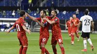 Pemain Macedonia Goran Pandev (tengah) merayakan gol ke gawang Jerman dalam kualifikasi Piala Dunia 2022 Grup J di Stadion Schauinsland Riesen Arena, Kamis (1/4/2021).  (AP Photo/Martin Meissner)