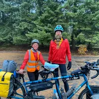 Laura and Stevie berhasil masuk Guinness World Record berkat kegigihannya mengayuh sepeda tandem keliling dunia sejauh 18 ribu mil. (instagram/stela_tandem)