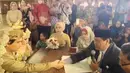 Tidak banyak tamu undangan dalam pernikahan Lucky Hakim dan Tiara Dewi. Hanya kerabat dekat dari kedua mempelai. Ibunda Lucky juga tidak bisa hadir lantaran sedang sakit. (Instagram/tiaradewireal)