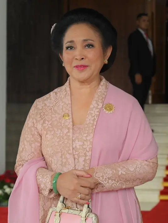 Titiek Soeharto tampil fun dan playful di hari pelantikannya. Ia mengenakan kebaya brokat yang dilengkapi selendang serba warna pink. Kebayanya kemudian dipadukan dengan tas Gucci warna senada. [@bobbykertanegara].