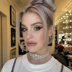 Kelly Osbourne memiliki gaya fashion yang ikonis, tampilan yang kreatif dan berani jadi inspirasi.