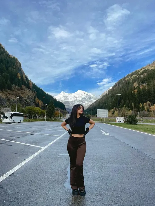 Simpel, tapi memesona, gaya Fuji pakai crop top hitam dan celana panjang cokelat. [Foto: Instagram/fuji_an]