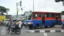 Metromini 17 jurusan Pasar Senen - Manggarai terparkir di pinggir jalan dengan kondisi rusak pada bagian depan, Jakarta, Selasa (19/4). Belum diketahui maksud dari pengerusakan tersebut. (Liputan6.com/Gempur M Surya)