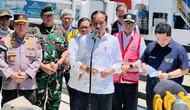 Presiden Joko Widodo atau Jokowi  saat meninjau persiapan mudik Lebaran 2023 di Pelabuhan Merak Banten, Selasa (11/4/2023). (Foto: Biro Pers Sekretariat Presiden)