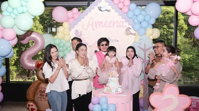 Gaya Kompak Serba Pink Atta Halilintar-Aurel Hermansyah di Perayaan Ulang Tahun ke-2 Ameena