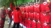Replika jersey Timnas Indonesia U-23 di Asian Games 2018 bermerek Li Ning yang dijual di sekitar Stadion Patriot Candrabhaga, Bekasi, Rabu (15/8/2018). (Bola.com/Benediktus Gerendo Pradigdo)