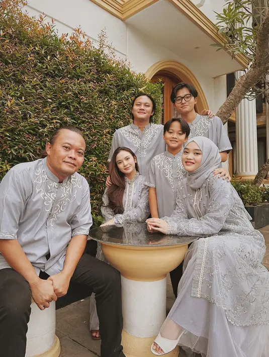 Di Lebaran hari kedua, Mahalini bersama keluarga Rizky Febian kompak kenakan busana sarimbit nuansa abu-abu. [Foto: IG/rizkyfebian].