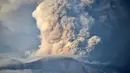 Asap tebal keluar dari Gunung Agung di Kabupaten Karangasem, Bali (28/11). Kepulan asap tebal ini terjadi karena ada dua lubang asap vulkanis di Gunung Agung. (AFP Photo/Sonny Tumbelaka)