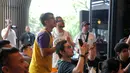 Ekspresi selebritas Indonesia, Andovi da Lopez saat nonton bareng NBA Finals antara Dallas Mavericks melawan Boston Celtics di Stark Taproom, Elysee, SCBD, Jakarta pada hari Sabtu (15/6/2024). (Bola.com/Syahkist Afi Daib)