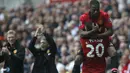 Robin van Persie Merayakan gol dengan patrick Evra saat pertandingan sepak bola Liga Premier Inggris antara Swansea City dan Manchester United di Stadion Liberty, Sabtu(17 Agustus 2013). (AFP/Ian Kington)