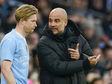 Pelatih Manchester City, Pep Guardiola (kanan), memberikan instruksi kepada Kevin De Bruyne sebelum memasuki lapangan dalam pertandingan putaran ketiga Piala FA melawan Huddersfield Town yang berlangsung di Etihad Stadium, Manchester, Minggu (7/1/2024). Ini merupakan penampilan ketiga De Bruyne setelah lima bulan yang lalu dirinya mengalami cedera pada laga perdana Liga Inggris 2023/2024. (AP Photo/Dave Thompson)