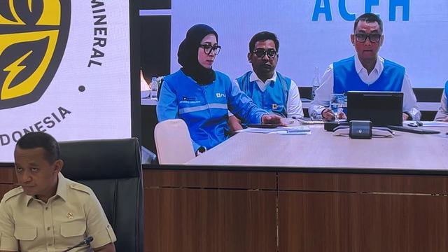 Direktur Utama PT PLN (Persero) Darmawan Prasodjo dalam konferensi pers, Selasa (9/12/2025). (Liputan6.com/Gagas)